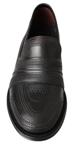 Schwarze Slipper aus Leder mit Ziernähten
