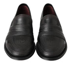 Schwarze Slipper aus Leder mit Ziernähten