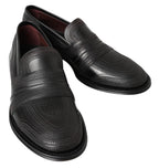 Schwarze Slipper aus Leder mit Ziernähten