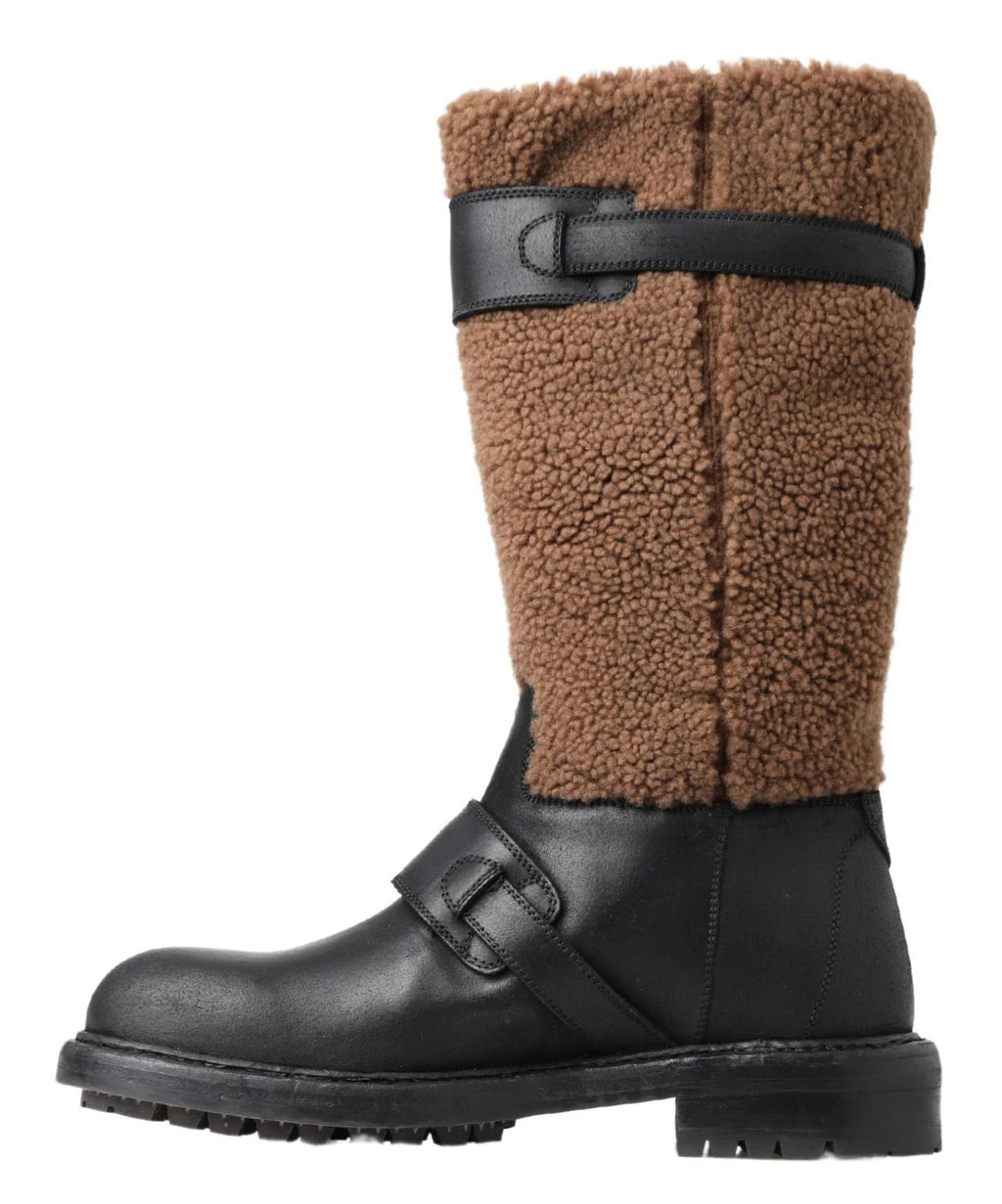 Stiefel aus schwarzem Leder mit braunem Shearling