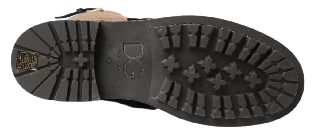 Stiefel aus schwarzem Leder mit braunem Shearling