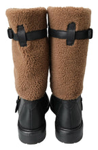 Stiefel aus schwarzem Leder mit braunem Shearling