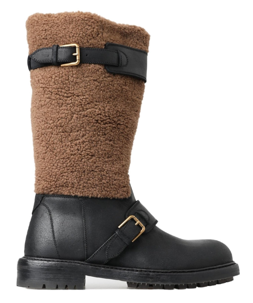 Stiefel aus schwarzem Leder mit braunem Shearling