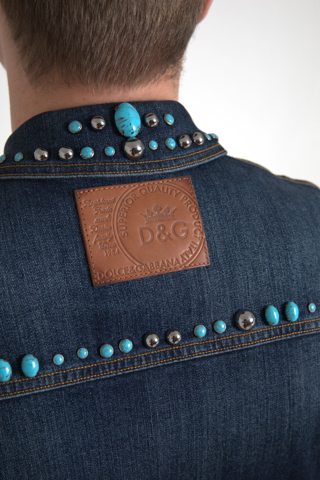 Blue Denim Jacke mit Türkisfarbenen Nietensteinen