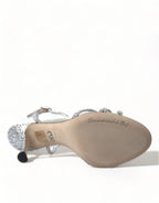 Silberne Sandalen mit Knöchelriemen