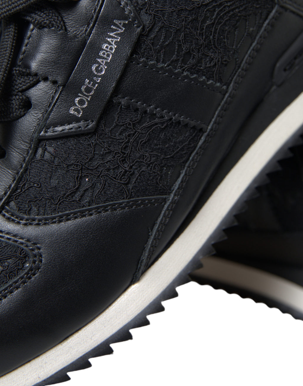 Schwarze Sneaker aus Leder mit floraler Spitze