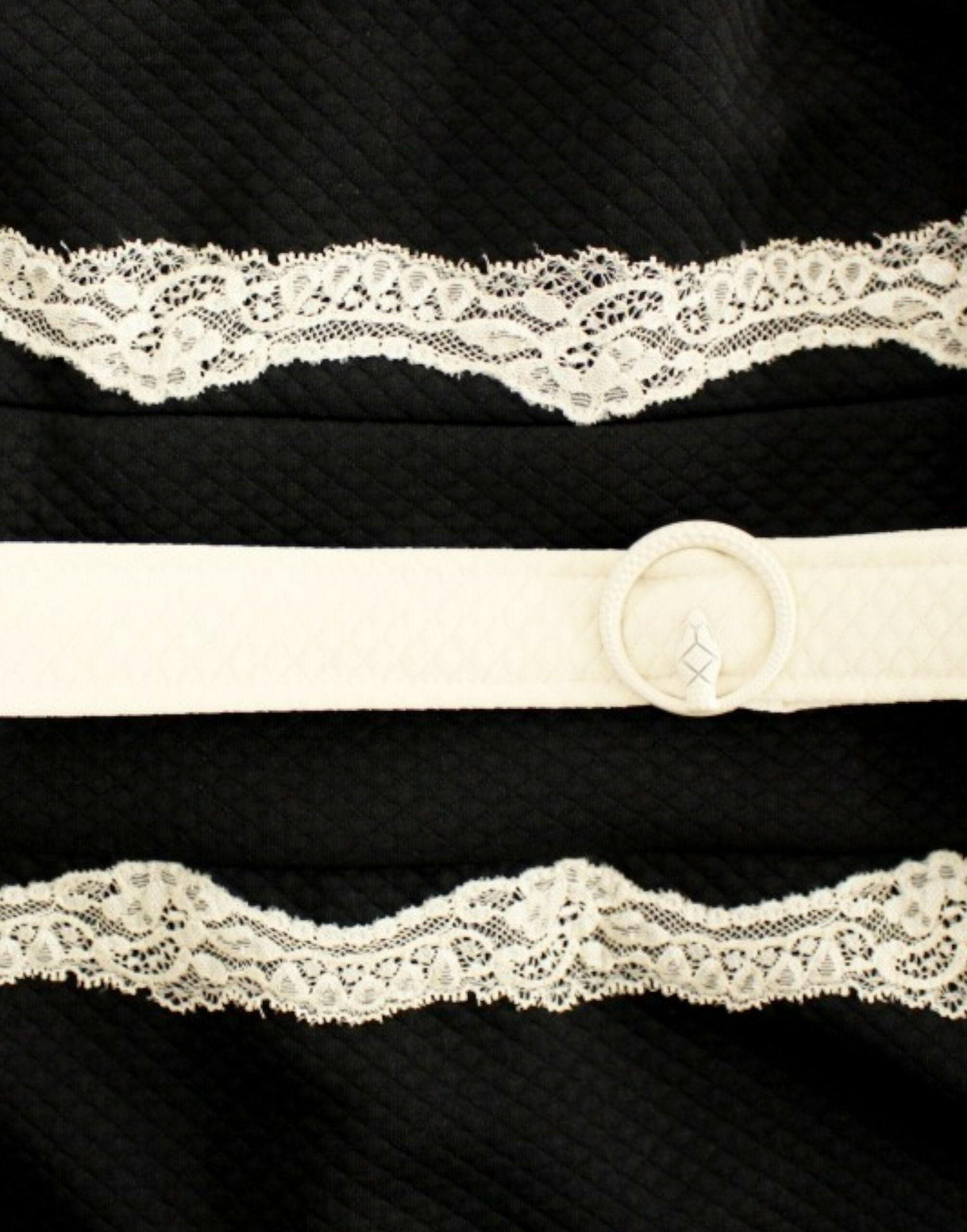 Enges Spitzenkleid in Schwarz