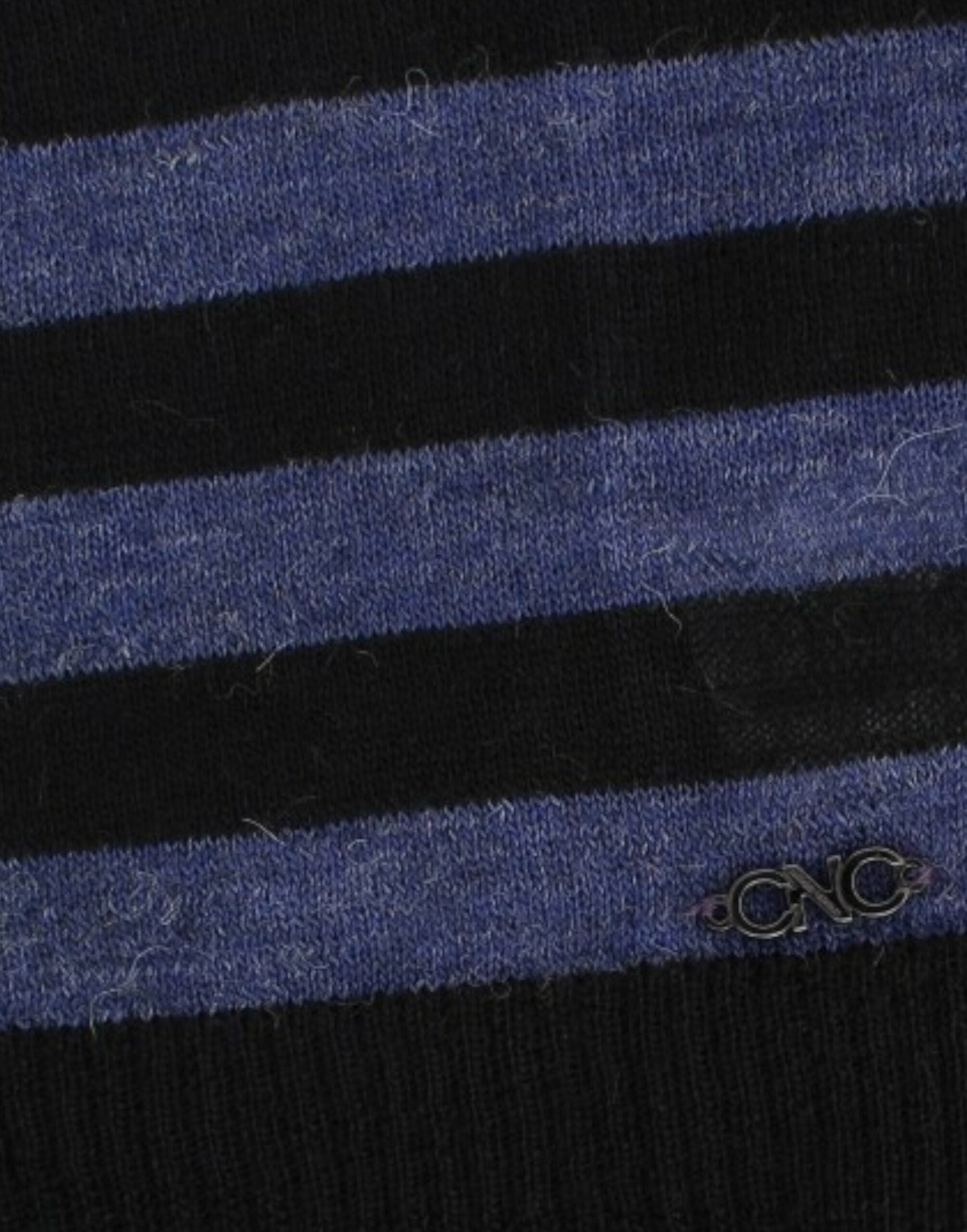 Schwarz gestreifter V-Pullover