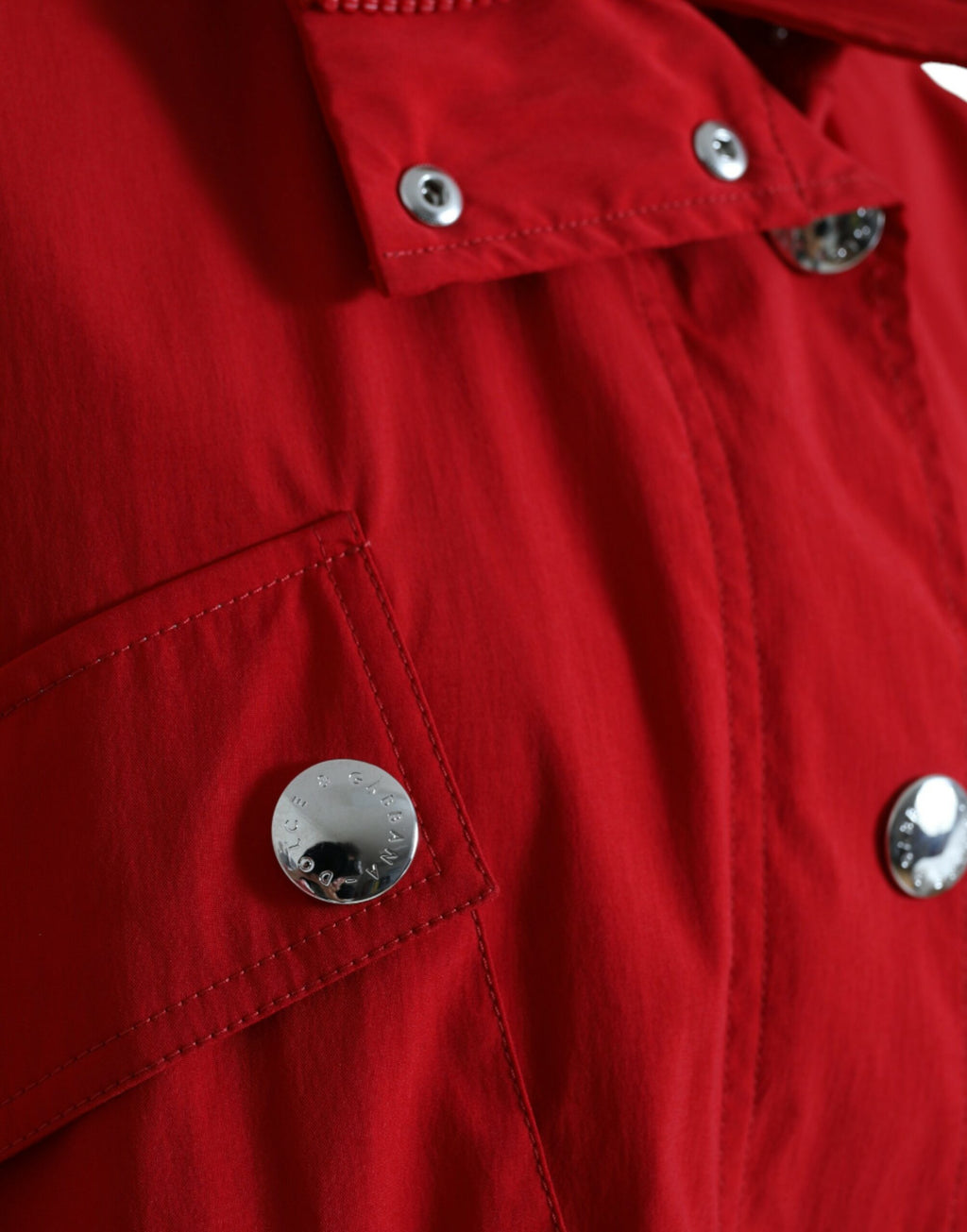 Rote Polyester Regenjacke mit Kapuze und Knopfverschluss