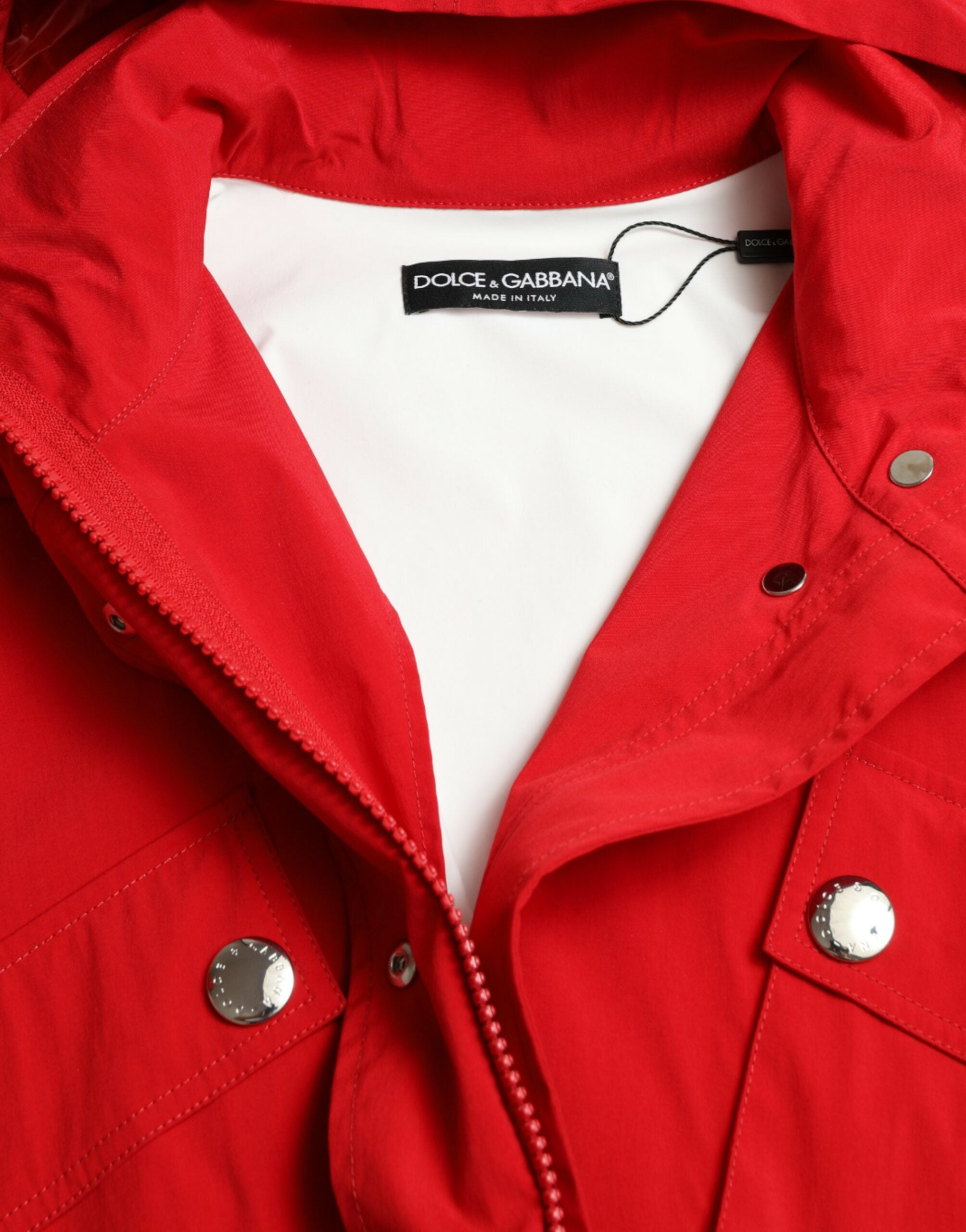 Rote Polyester Regenjacke mit Kapuze und Knopfverschluss
