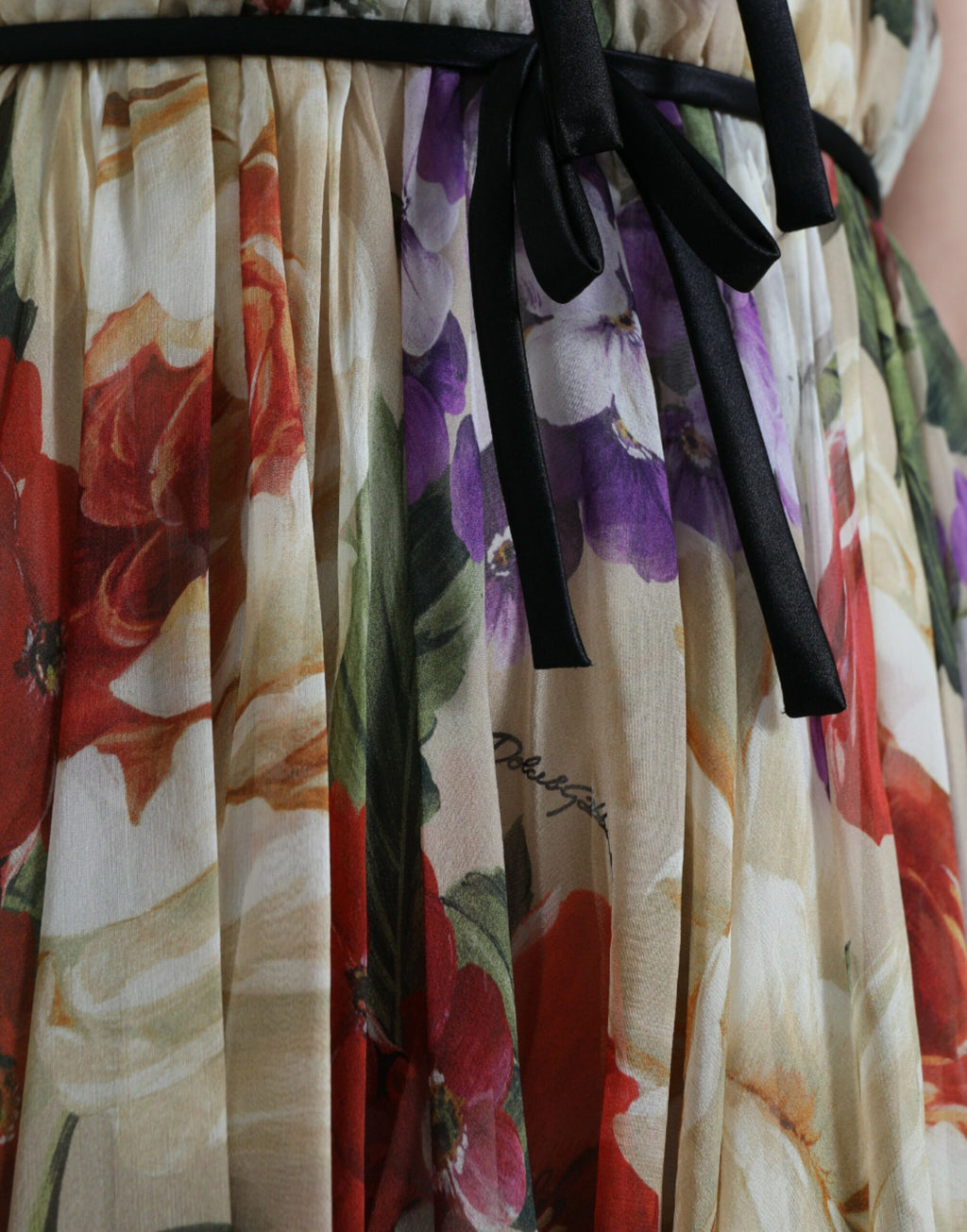 Beiges ärmelloses A-Linien-Minikleid mit Blumenmuster