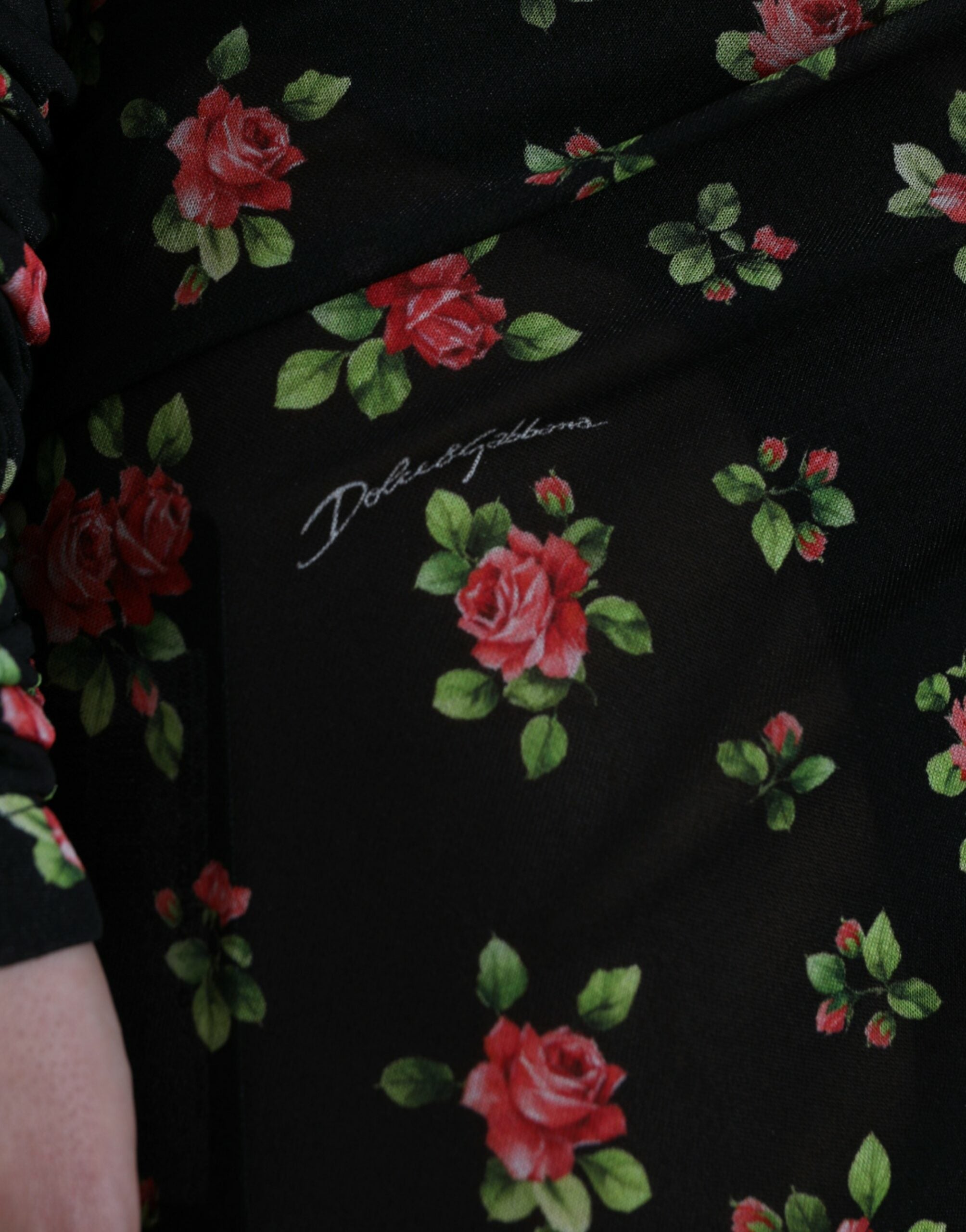 Schwarzes florales, ausgeschnittenes langes Maxi-Kleid im Etui-Stil