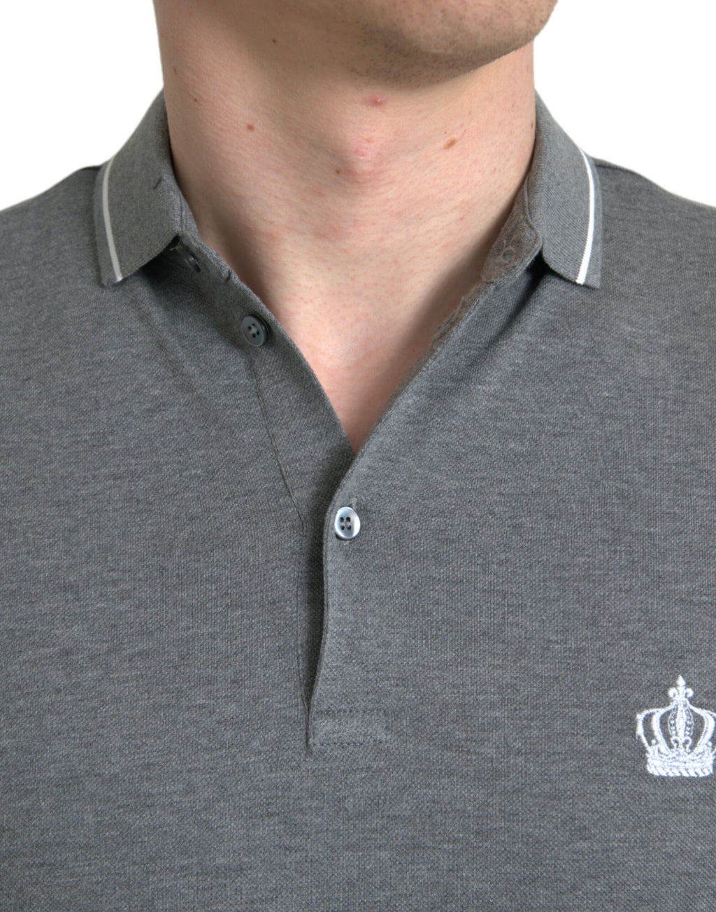 Graues kurzärmeliges T-Shirt mit Kragen und Krone