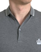 Graues kurzärmeliges T-Shirt mit Kragen und Krone