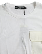Weißes Baumwoll-T-Shirt mit kurzen Ärmeln und Brusttasche