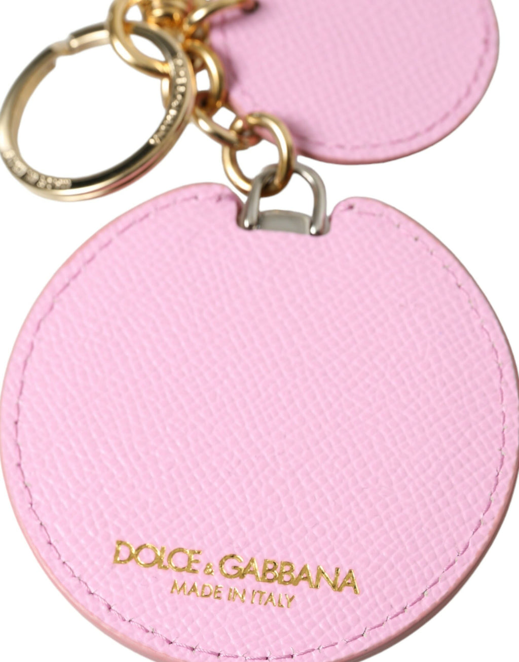 Schlüsselanhänger aus rosa Kalbsleder mit goldfarbenem Metall-Logoaufdruck