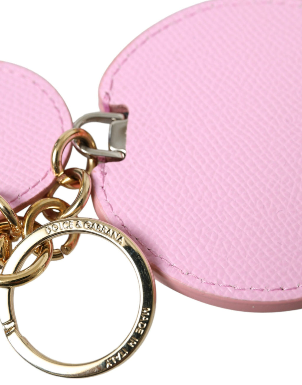 Schlüsselanhänger aus rosa Kalbsleder mit goldfarbenem Metall-Logoaufdruck