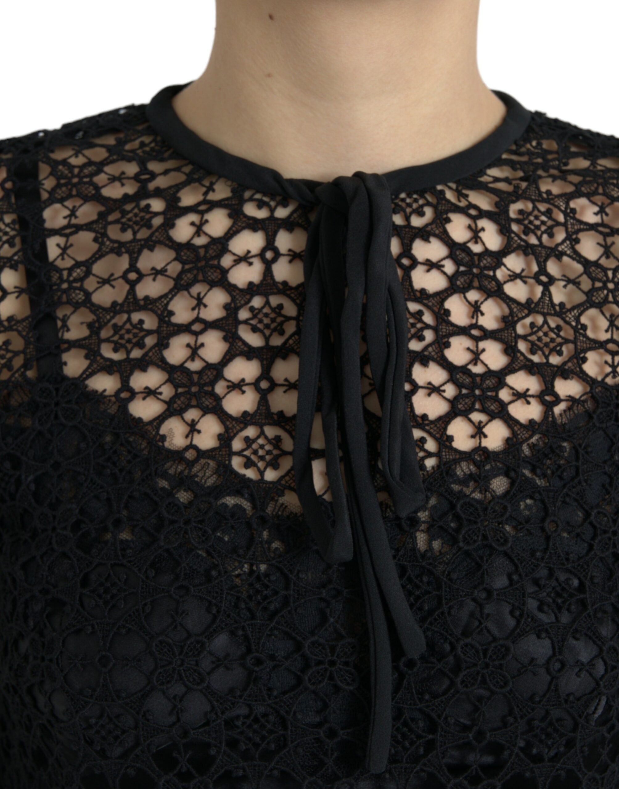 Schwarze Spitzenbluse mit kurzen Ärmeln und Blumenmuster
