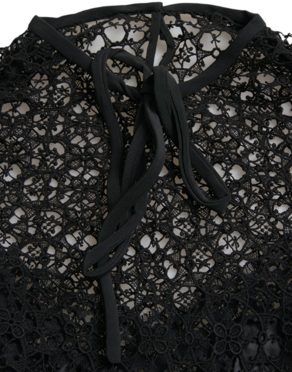 Schwarze Spitzenbluse mit kurzen Ärmeln und Blumenmuster