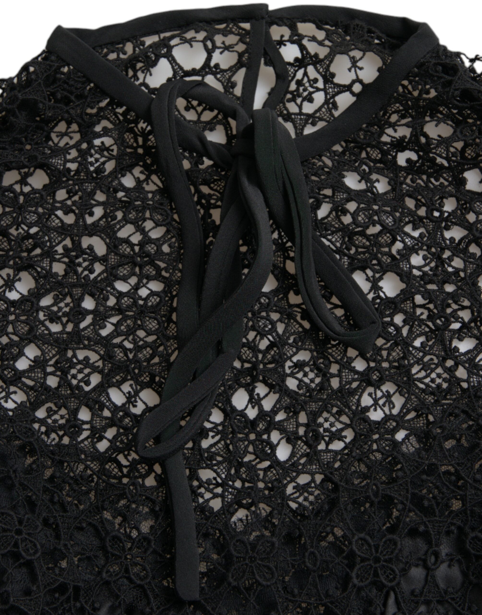 Schwarze Spitzenbluse mit kurzen Ärmeln und Blumenmuster