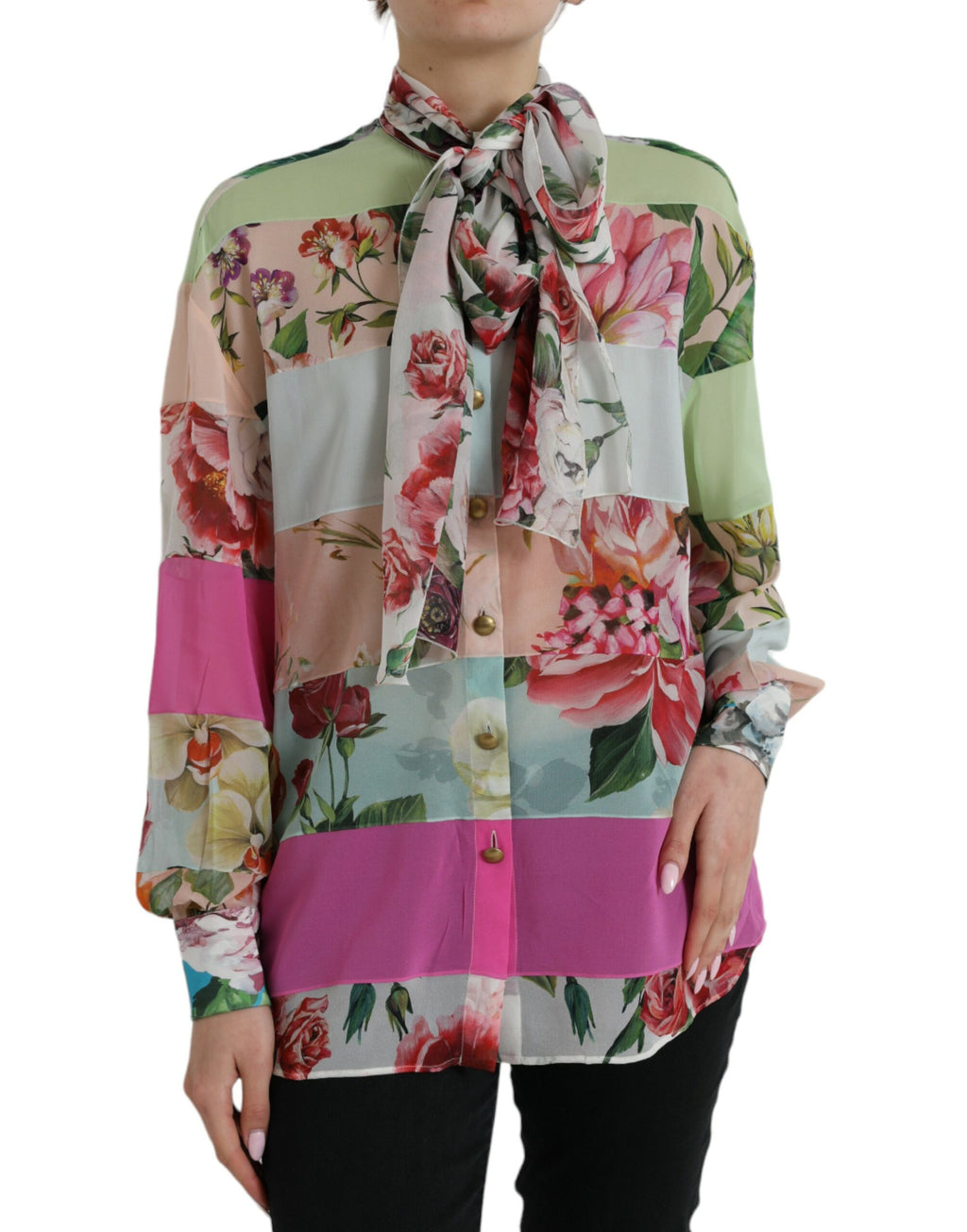 Mehrfarbiges Oberteil mit Blüten-Patchwork und Ascot-Kragen