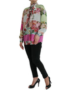 Mehrfarbiges Oberteil mit Blüten-Patchwork und Ascot-Kragen