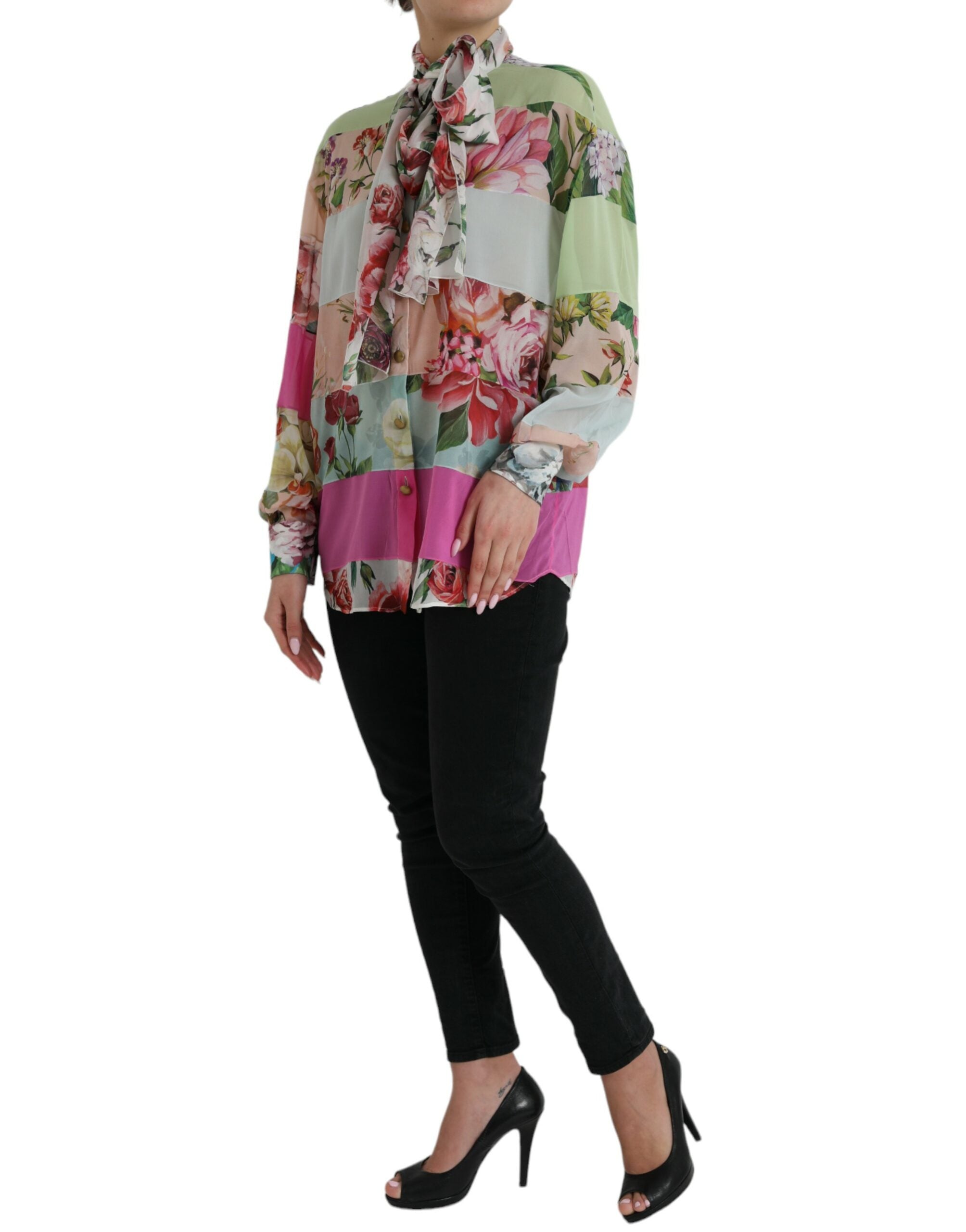 Mehrfarbiges Oberteil mit Blüten-Patchwork und Ascot-Kragen