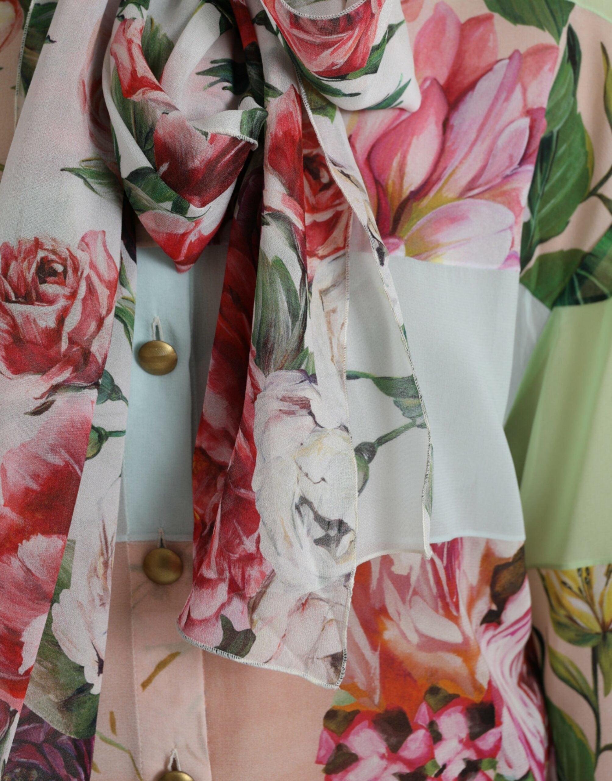 Mehrfarbiges Oberteil mit Blüten-Patchwork und Ascot-Kragen