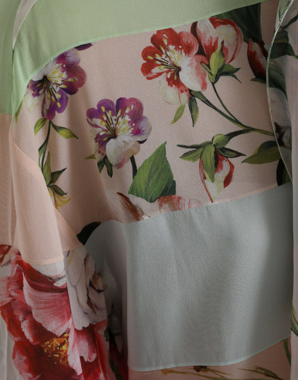 Mehrfarbiges Oberteil mit Blüten-Patchwork und Ascot-Kragen