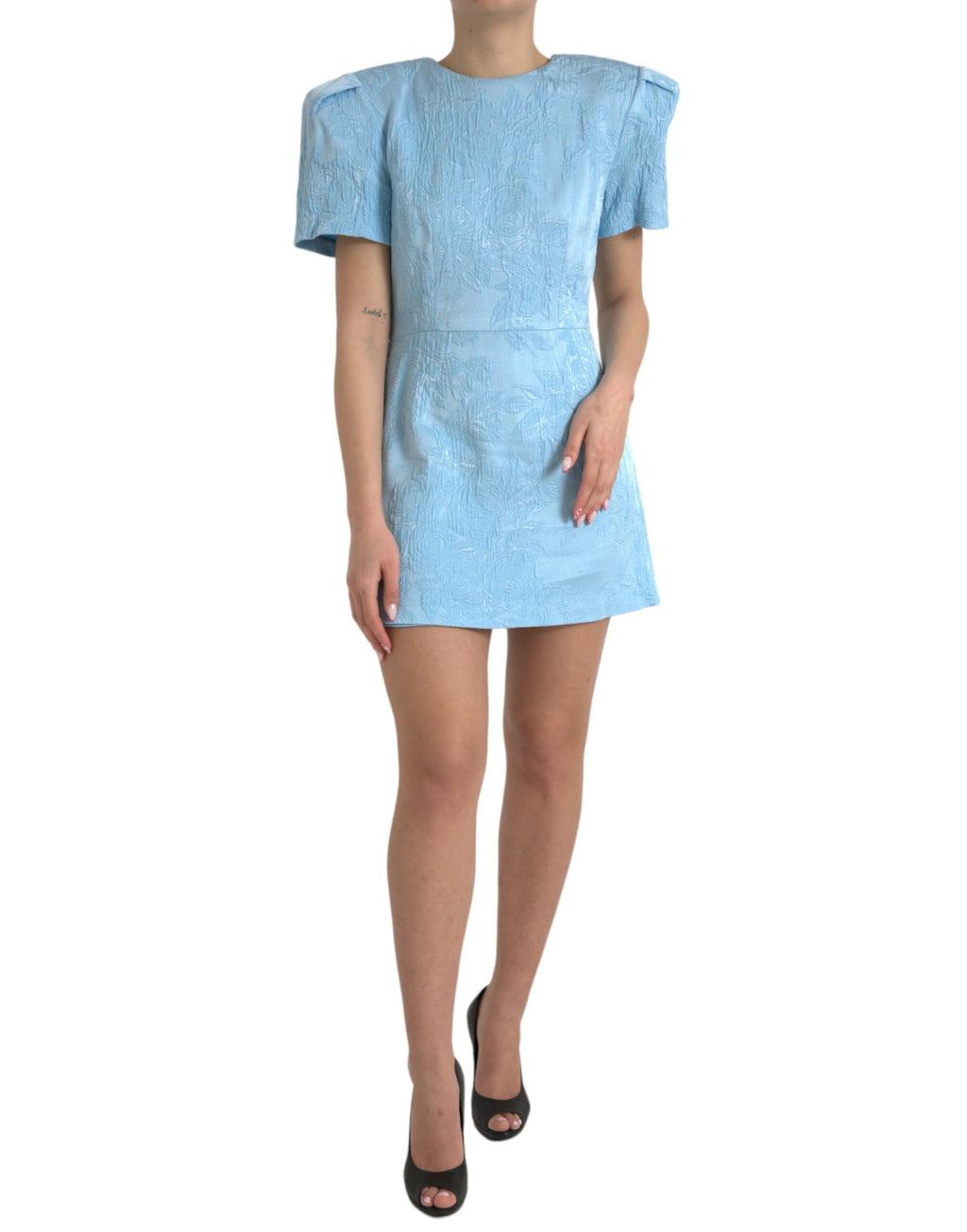 Hellblaues Mini-Kleid aus floralem Jacquard mit Puffärmeln