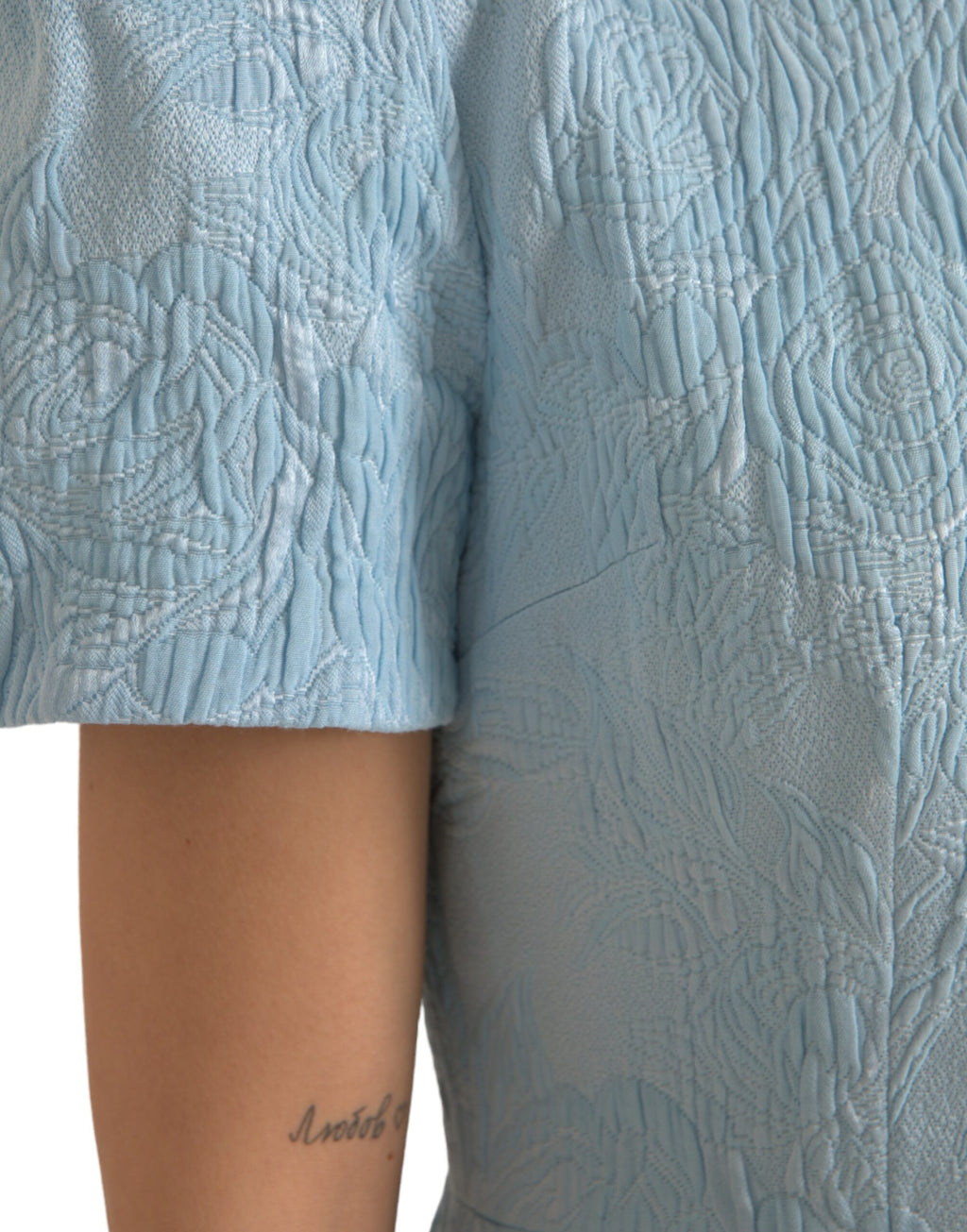 Hellblaues Mini-Kleid aus floralem Jacquard mit Puffärmeln
