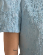 Hellblaues Mini-Kleid aus floralem Jacquard mit Puffärmeln