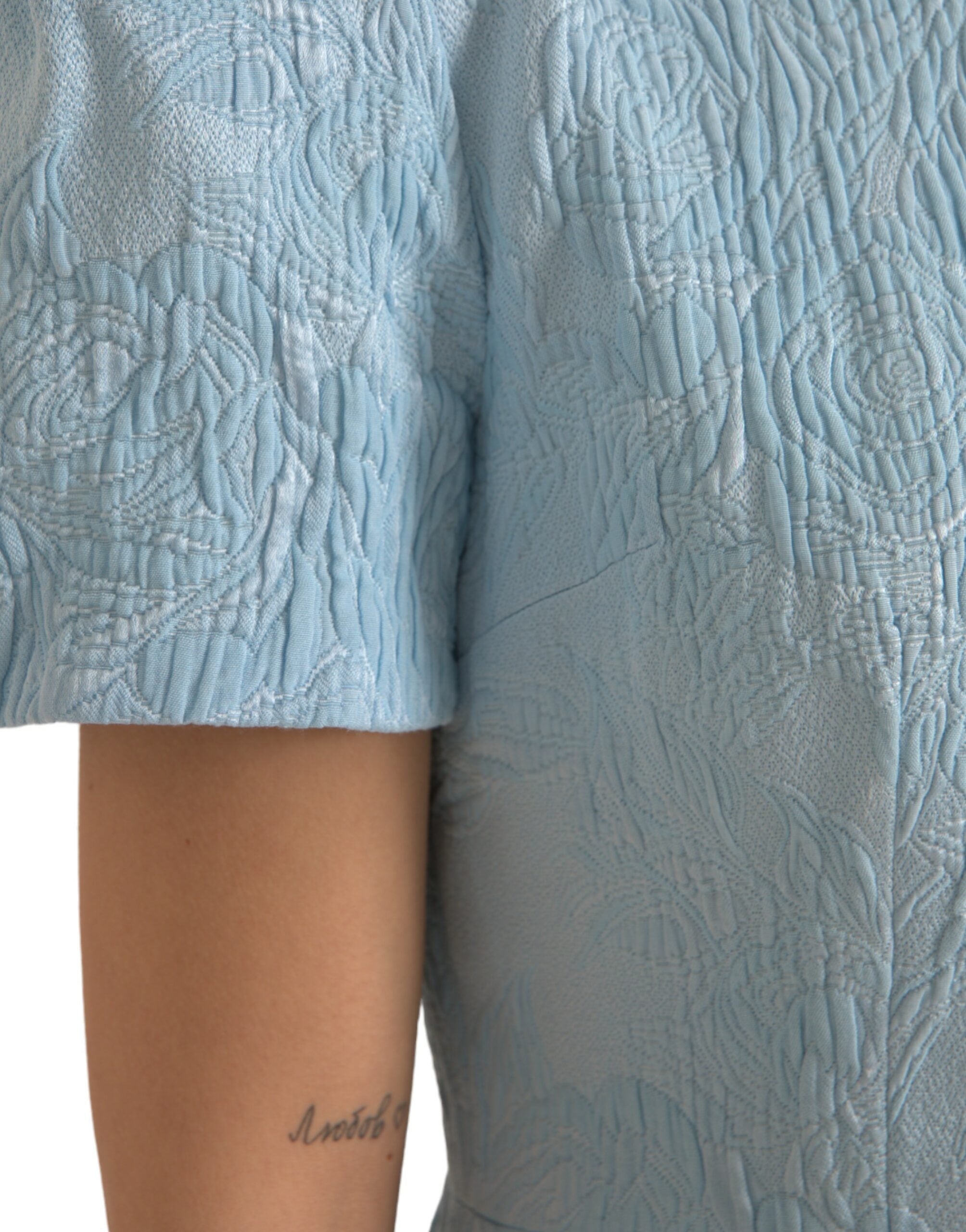 Hellblaues Mini-Kleid aus floralem Jacquard mit Puffärmeln