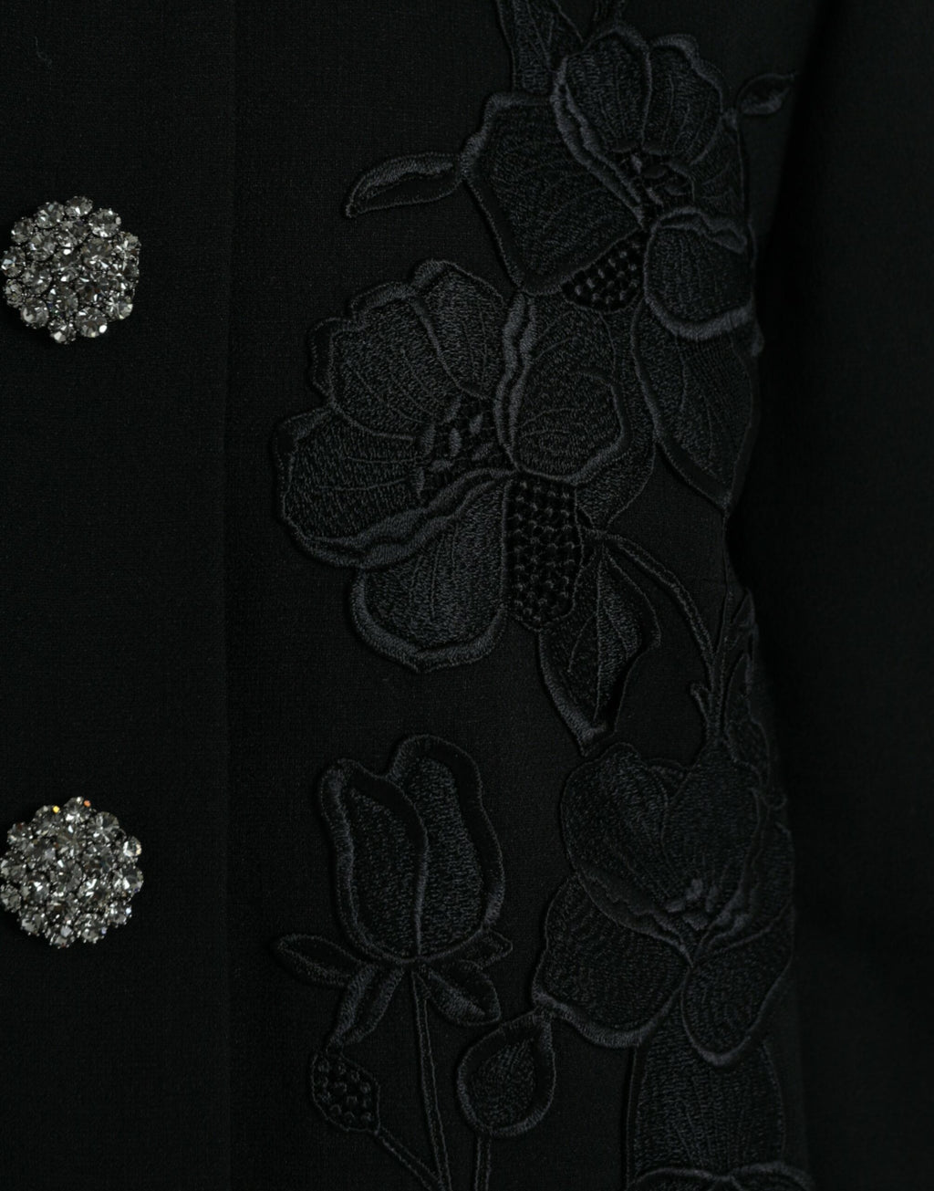 Schwarz blumengemusterte Wolljacke mit Knopfverzierungen