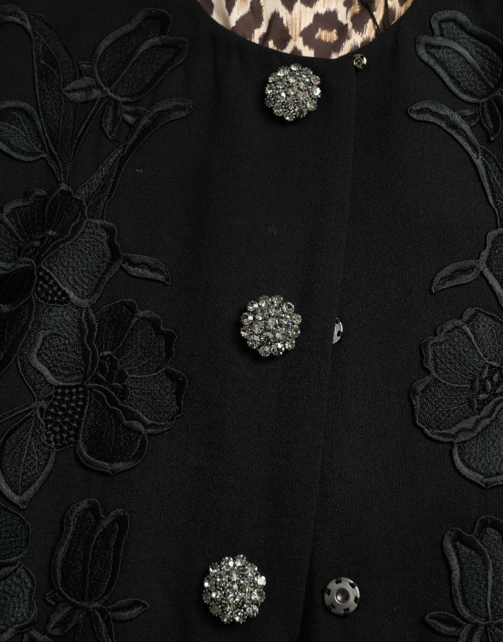 Schwarz blumengemusterte Wolljacke mit Knopfverzierungen