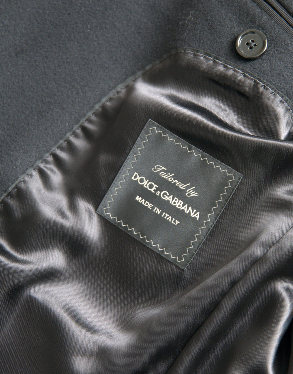 Schwarzer einreihiger Trenchcoat