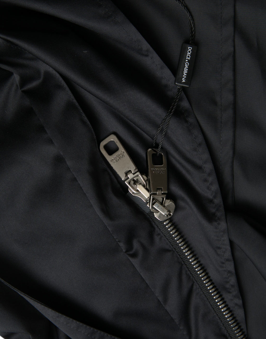 Schwarze Kapuzen-Langwindjacke aus Polyester