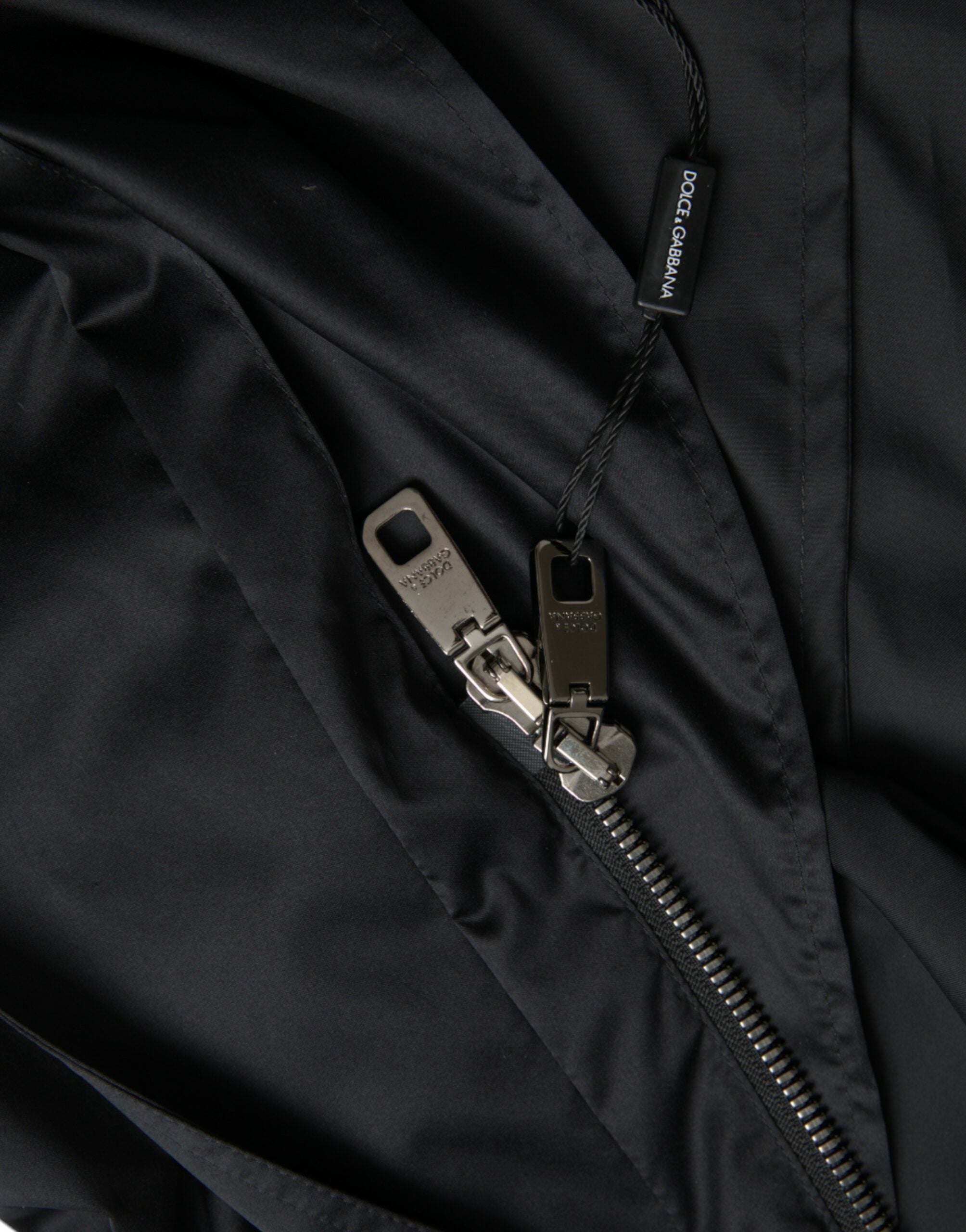 Schwarze Kapuzen-Langwindjacke aus Polyester
