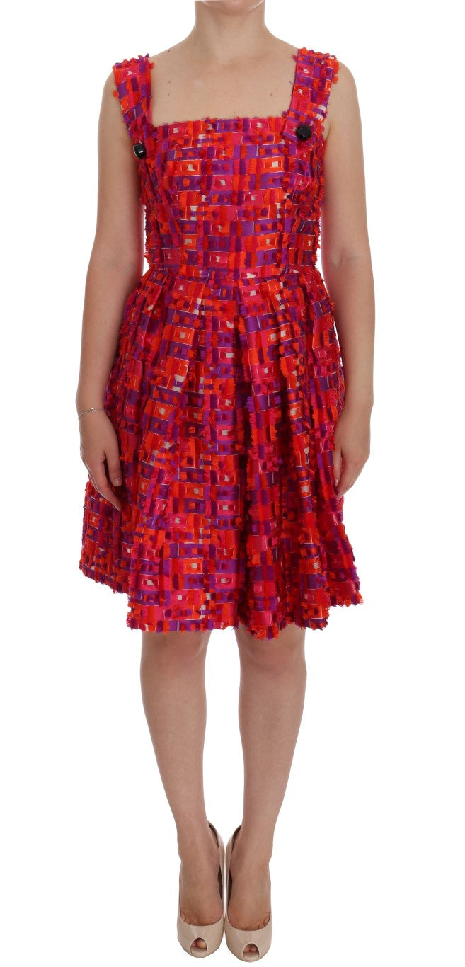 Rosa gemustertes A-Linien-Kleid oberhalb der Knie