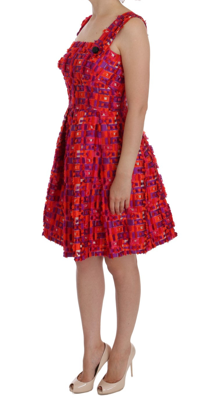 Rosa gemustertes A-Linien-Kleid oberhalb der Knie