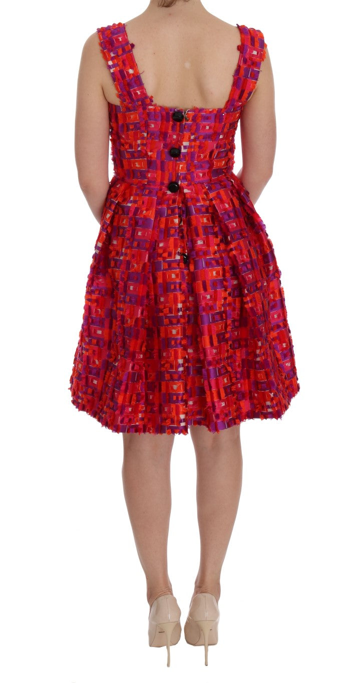 Rosa gemustertes A-Linien-Kleid oberhalb der Knie