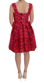 Rosa gemustertes A-Linien-Kleid oberhalb der Knie