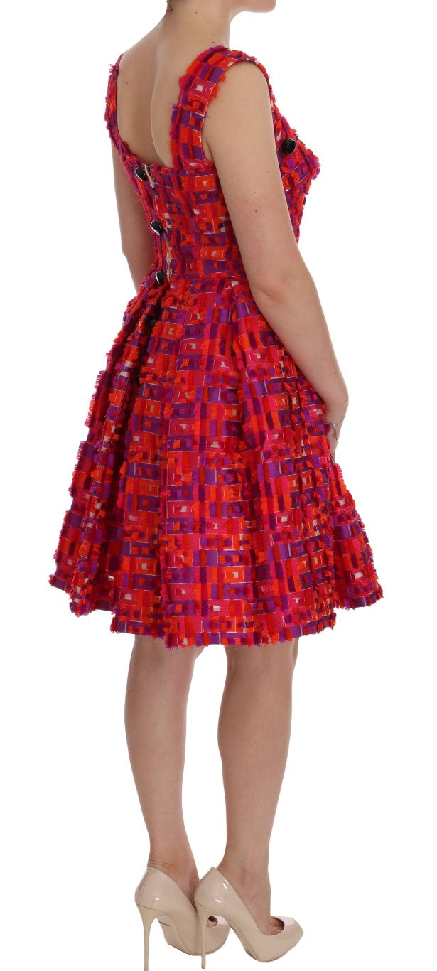 Rosa gemustertes A-Linien-Kleid oberhalb der Knie
