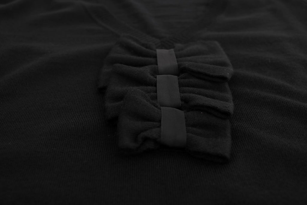 Schwarzes Wollkleid mit langen Ärmeln im Shift-Schnitt