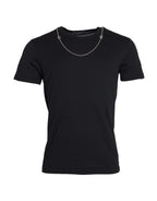 Schwarzes Baumwoll-T-Shirt mit kurzen Ärmeln und Silberkette