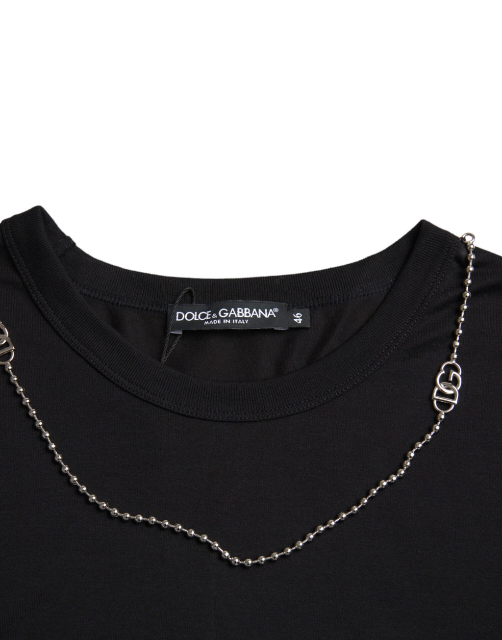 Schwarzes Baumwoll-T-Shirt mit kurzen Ärmeln und Silberkette