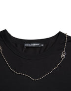 Schwarzes Baumwoll-T-Shirt mit kurzen Ärmeln und Silberkette