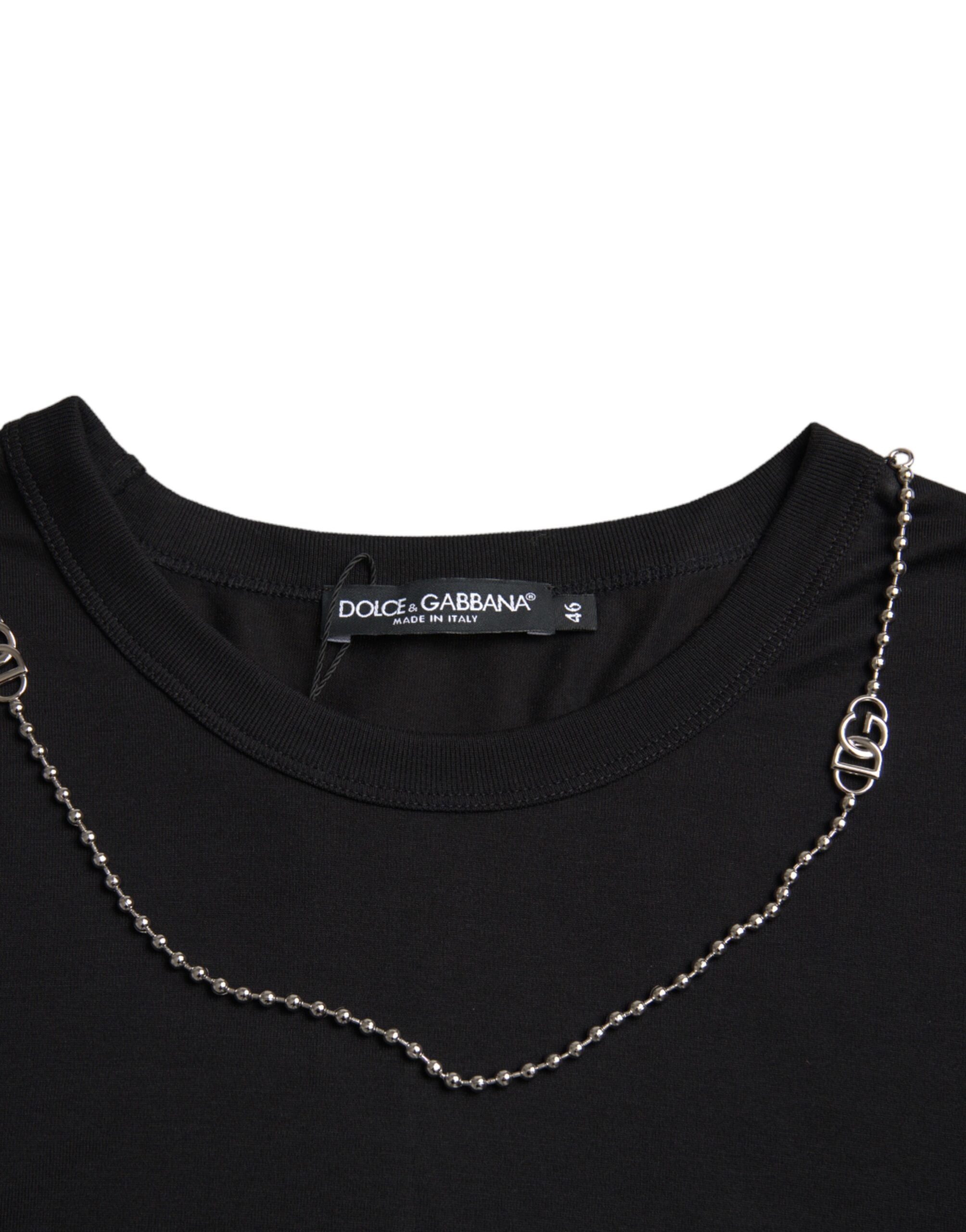 Schwarzes Baumwoll-T-Shirt mit kurzen Ärmeln und Silberkette