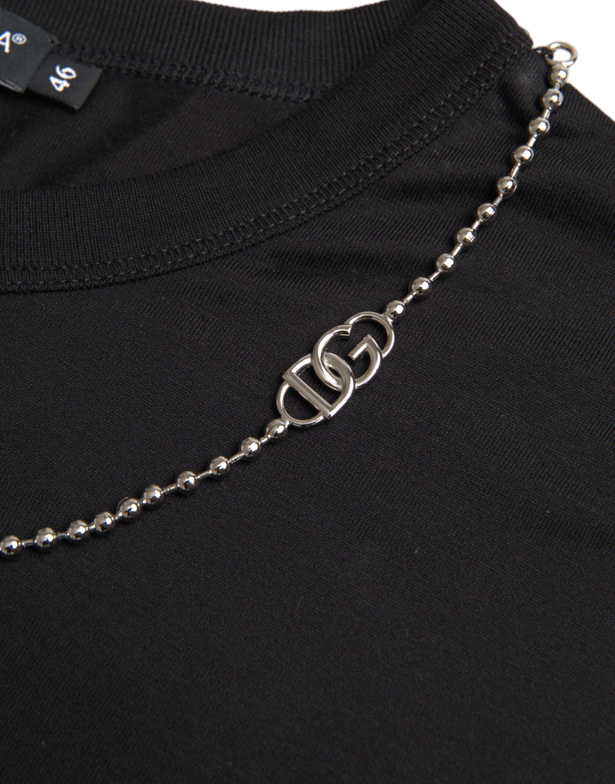 Schwarzes Baumwoll-T-Shirt mit kurzen Ärmeln und Silberkette