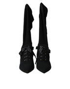 Schwarze Stiletto-Absatzstiefel auf halber Wadenhöhe